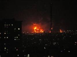 Flammen nahe Ölraffinerie: Iranische Staatsmedien melden US-israelischen Angriff auf Öllager in Teheran